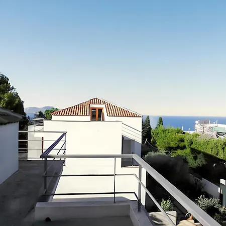 Spacious Altavilla: Private Pool Retreat Villa *