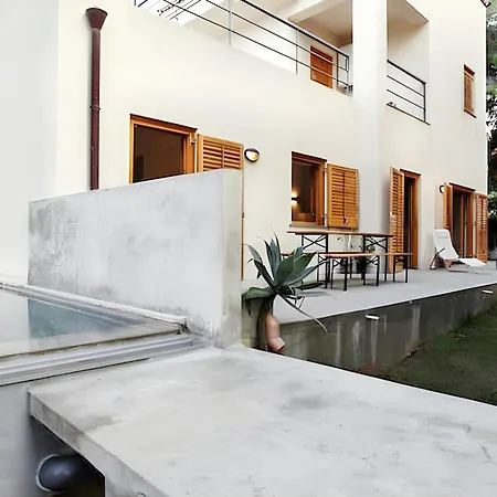 Spacious Altavilla: Private Pool Retreat Villa *