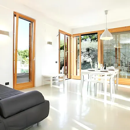 Spacious Altavilla: Private Pool Retreat