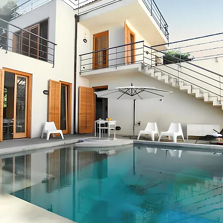 Spacious Altavilla: Private Pool Retreat Villa *