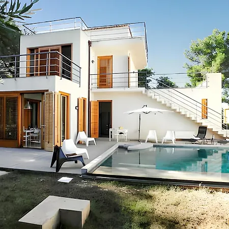 Spacious Altavilla: Private Pool Retreat *