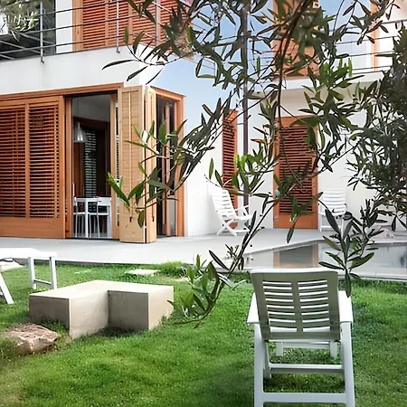 Spacious Altavilla: Private Pool Retreat Villa *